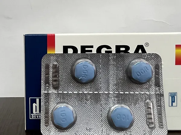 Degra 100 mg blister içinde dört mavi sildenafil tablet
