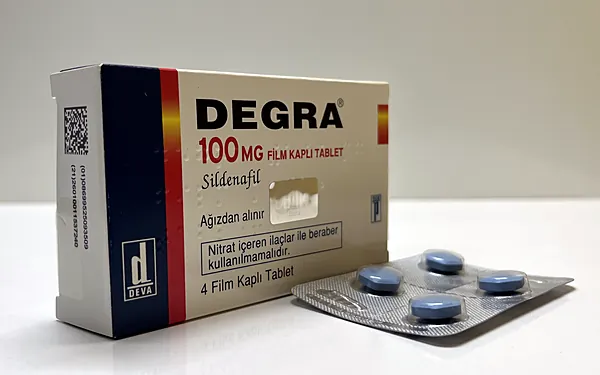 Degra 100 mg sildenafil film kaplı tablet kutusu yanında mavi tabletler